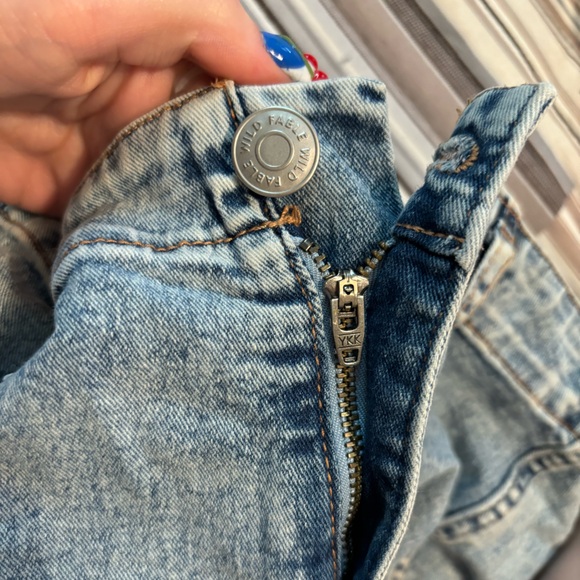 High waisted light wash jean short shorts - Picture 3 of 6